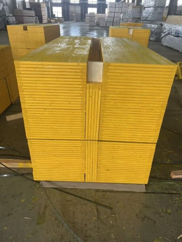 3-Ply Pine Panel Shuttering Board with Yellow Painting Phenolic WBP Glue for Shuttering Formwork
