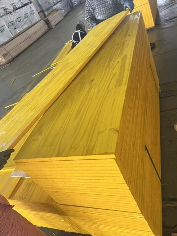 3-Ply Pine Panel Shuttering Board with Yellow Painting Phenolic WBP Glue for Shuttering Formwork