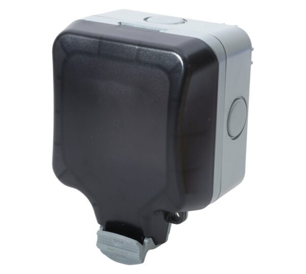 Masterplug WP23SA IP66 Single Socket 16amp Masterplug WP23SA IP66 Single Socket 16amp — Builders Store SA